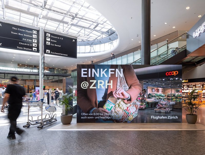 Begehbare Markeninszenierung mit LED-Wall im Flughafen Zürich, gestaltet als interaktive Erlebniswelt.