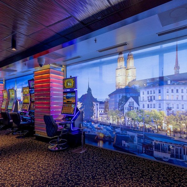 Cadre de fenêtre avec des photos de la ville de Zurich.