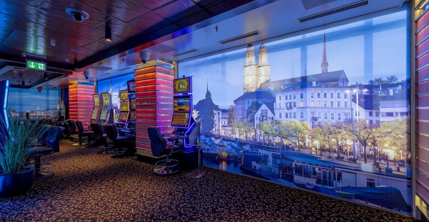 Fensterspannrahmen mit Aufnahmen der Stadt Zürich.