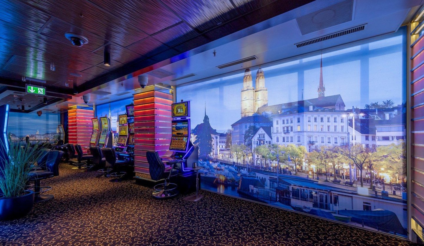 Cadre de fenêtre avec des photos de la ville de Zurich.