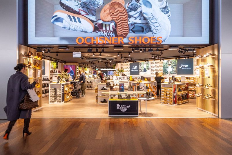 Hochauflösender LED-Screen mit 3D-Animation und Neon-Schriftzug über dem Eingang der Ochsner Shoes-Filiale im Tivoli Spreitenbach.