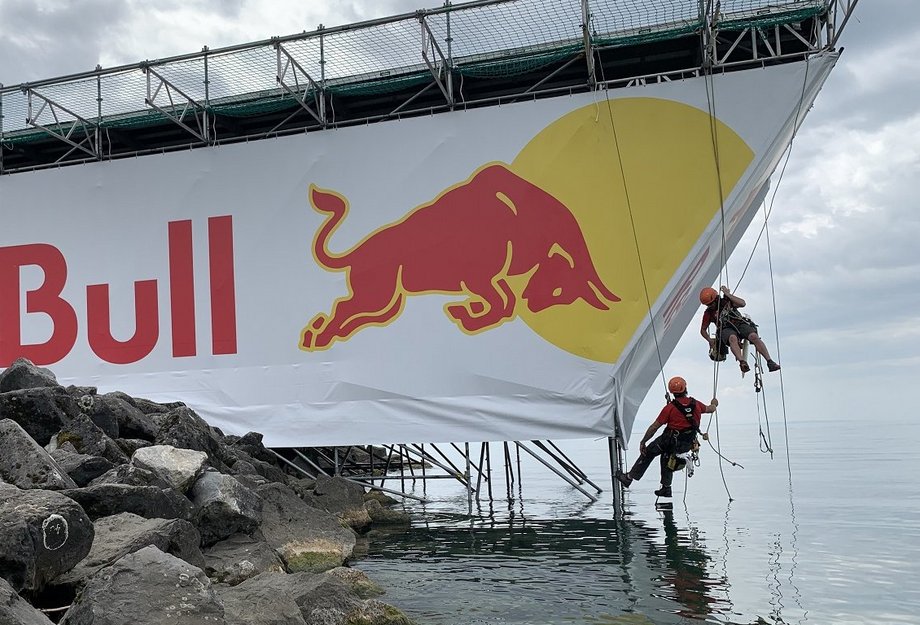 Seilarbeiter bei der Anbringung von Branding-Blachen für das Event in Lausanne.