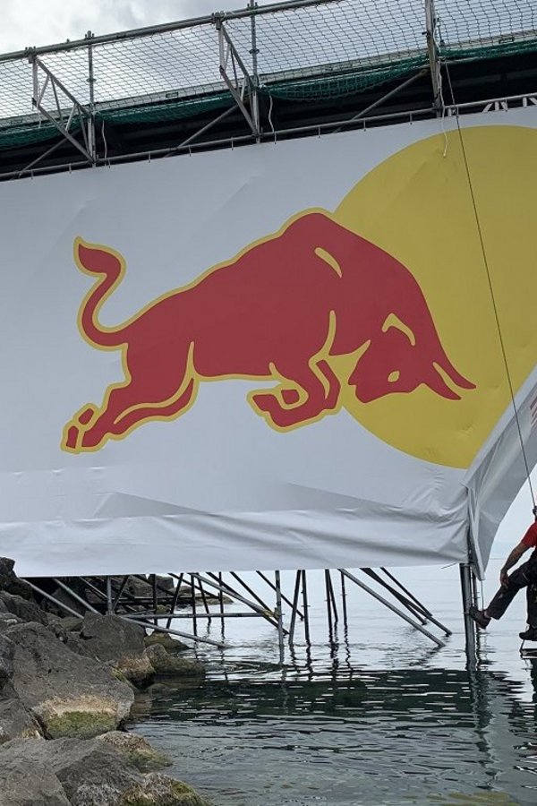 Seilarbeiter bei der Anbringung von Branding-Blachen für das Event in Lausanne.