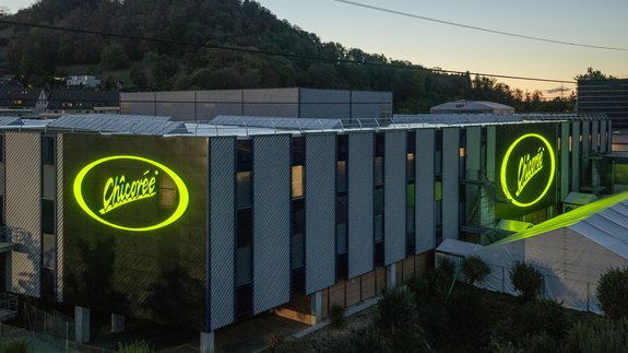 Riesige Leuchtlogos «Chicorée» an zwei Fassadenseiten des Zentrallagers in Brunegg.