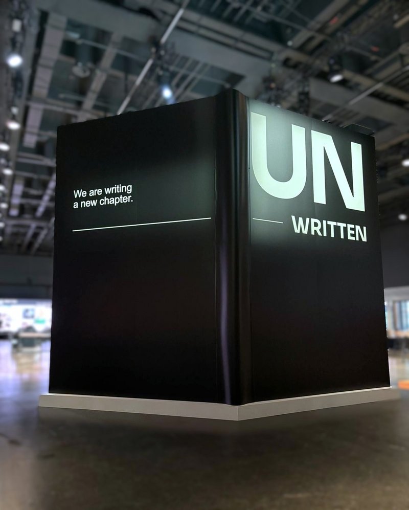 Buchrücken des überdimensionalen Buchs «Unwritten» 