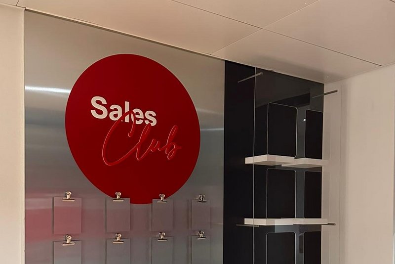 Roter Kreis mit Forex-Schrift und Plexiglastafel mit Abstandhaltern.