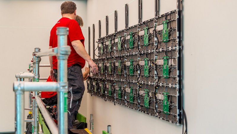 Installation eines hochauflösenden LED-Megascreens im Eingangsbereich des Museums Rietberg.