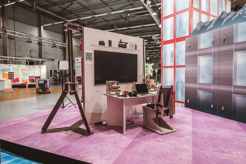 SwissSkills Messestand aus Wabenkarton. Die Mobiliar hat 300 m2 Messestand aus diesem Material gefertigt. Bis auf ein paar Ausnahmen wie Screens sind alle Elemente und Accessoires aus Karton: Stellwand, Tisch, Stuhl, Laptop usw.