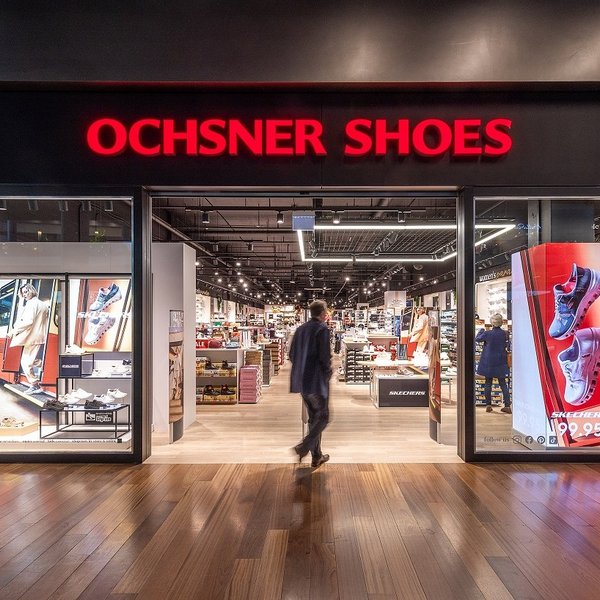 LED-U-Form im Schaufenster. Moderne LED-Systeme in den Filialen von Ochsner Shoes in Stans sorgen für innovative Präsentationen am Point of Sale. 