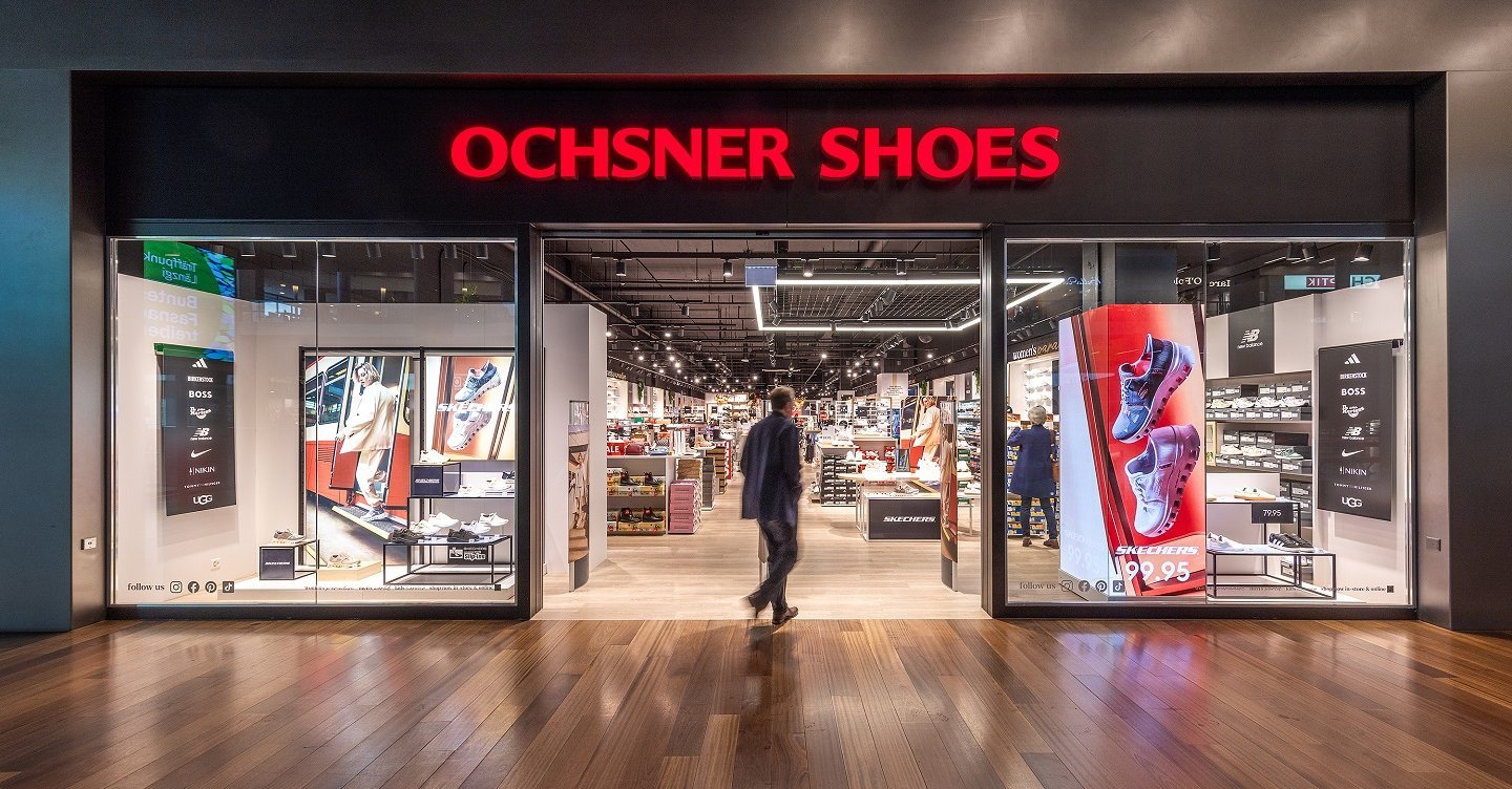 LED-U-Form im Schaufenster. Moderne LED-Systeme in den Filialen von Ochsner Shoes in Stans sorgen für innovative Präsentationen am Point of Sale. 