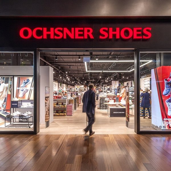 LED-U-Form im Schaufenster. Moderne LED-Systeme in den Filialen von Ochsner Shoes in Stans sorgen für innovative Präsentationen am Point of Sale. 
