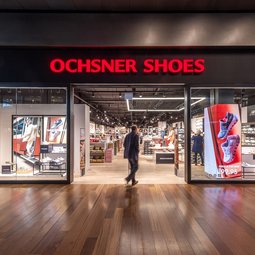 LED-U-Form im Schaufenster. Moderne LED-Systeme in den Filialen von Ochsner Shoes in Stans sorgen für innovative Präsentationen am Point of Sale. 