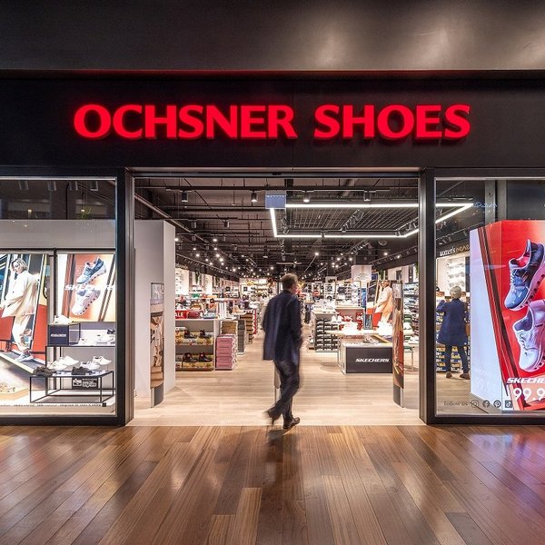 LED-U-Form im Schaufenster. Moderne LED-Systeme in den Filialen von Ochsner Shoes in Stans sorgen für innovative Präsentationen am Point of Sale. 