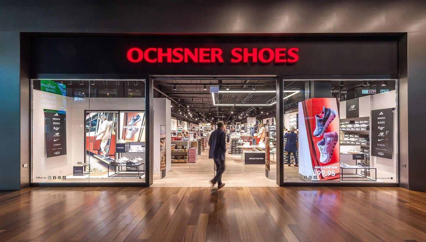 LED-U-Form im Schaufenster. Moderne LED-Systeme in den Filialen von Ochsner Shoes in Stans sorgen für innovative Präsentationen am Point of Sale. 