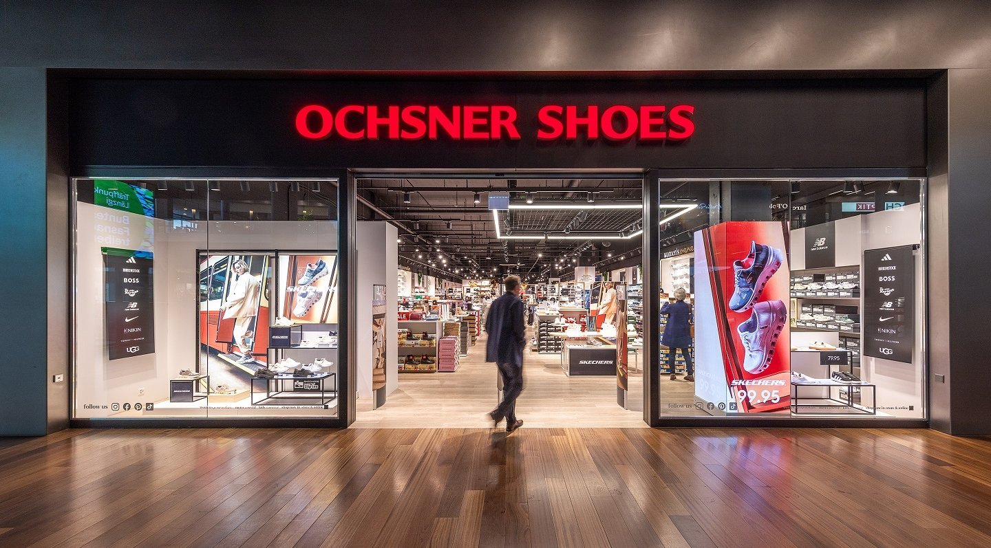 LED-U-Form im Schaufenster. Moderne LED-Systeme in den Filialen von Ochsner Shoes in Stans sorgen für innovative Präsentationen am Point of Sale. 