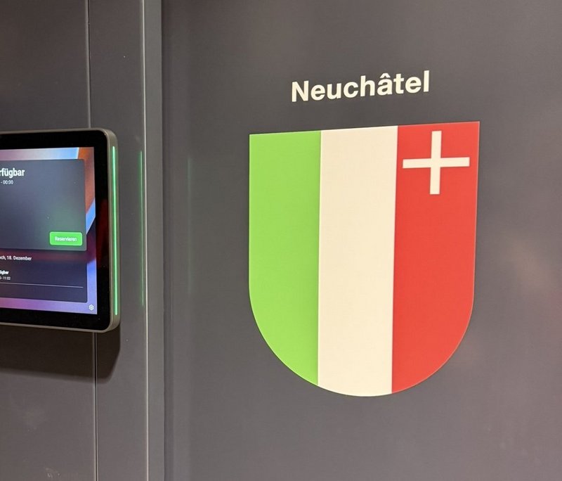 Kantonale Wappen aus konturgeschnittener Folie als Raumbeschriftung.