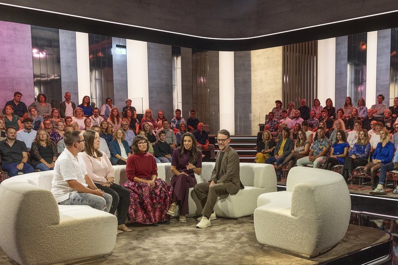 Modernes Studiodesign mit Leuchtkästen und textilen Elementen. Bildquelle: SRF