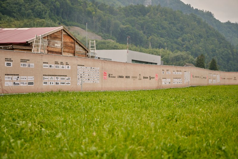 Bâches imprimées ESAF 2025 fixées sur une longue clôture entourant le site du festival.
