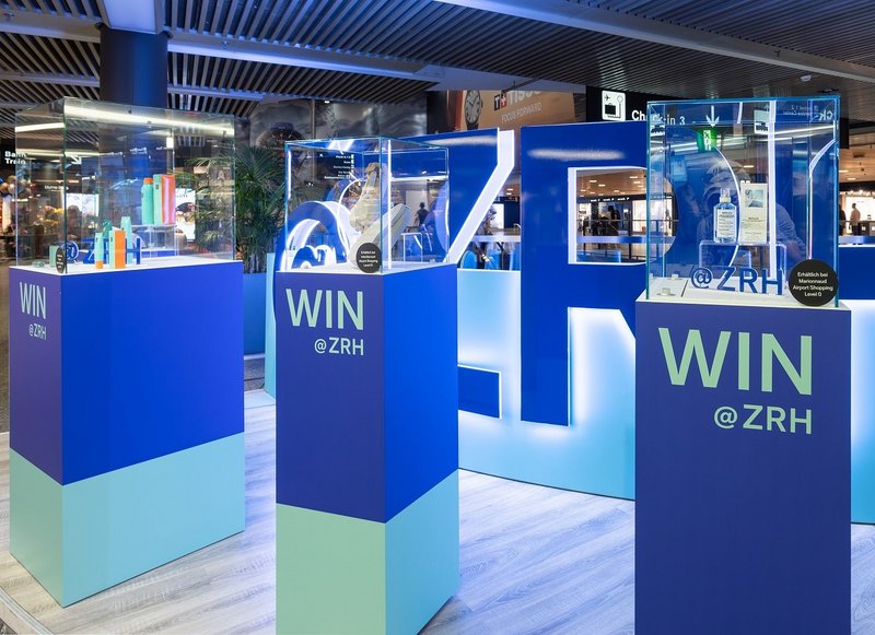 Begehbare Promotion mit Acrylglas-Buchstaben und Vitrinen, gestaltet als interaktive Erlebniswelt.