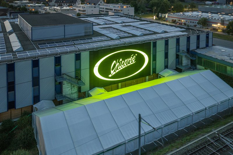 Vogelperspektive Fassadenleuchtlogo «Chicorée» Zentrallager in Brunegg.