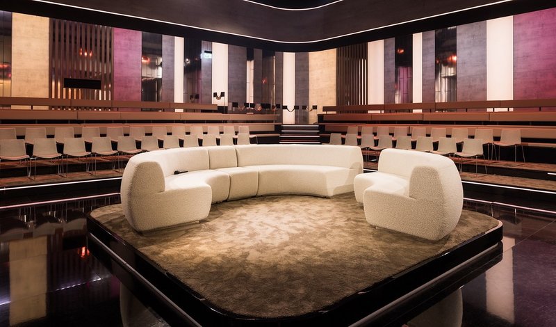 Leuchtkästen und textile Gestaltungselemente im SRF-«Happy Day»-Studio mit moderner Lichtführung. Bildquelle: SRF