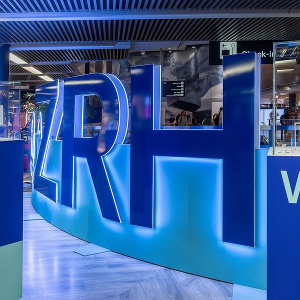 Mise en scène de marque immersive avec LED-Wall et lettres en acrylique à l’aéroport de Zurich, conçue comme un univers interactif.
