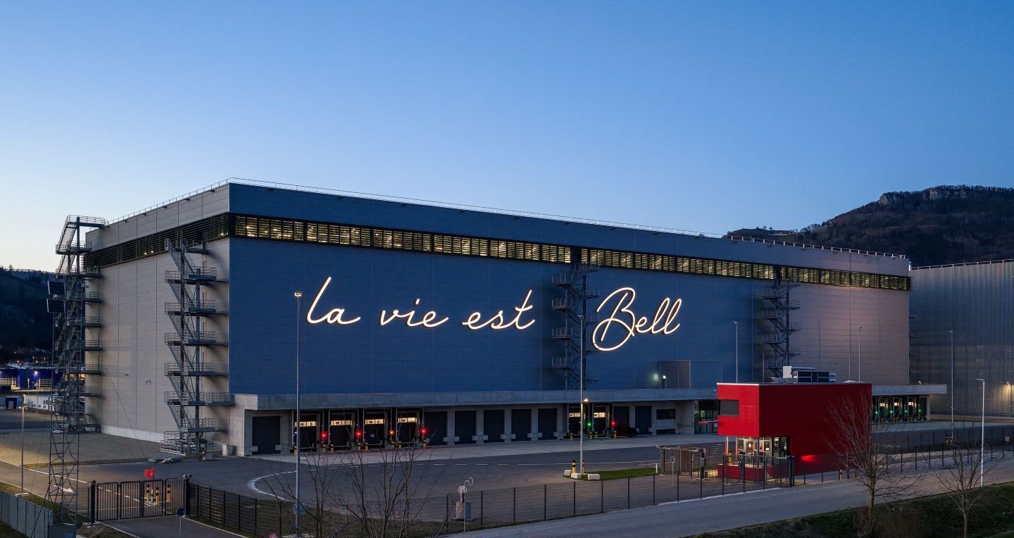 Drohnenaufnahme Dämmerung Fassadenlogo Logistik-Center von Bell Schweiz in Oensingen.
