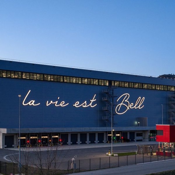 Drohnenaufnahme Dämmerung Fassadenlogo Logistik-Center von Bell Schweiz in Oensingen.