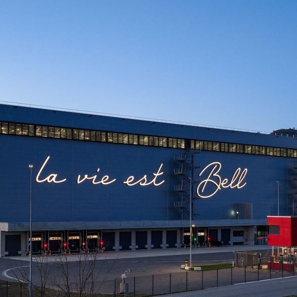 Drohnenaufnahme Dämmerung Fassadenlogo Logistik-Center von Bell Schweiz in Oensingen.