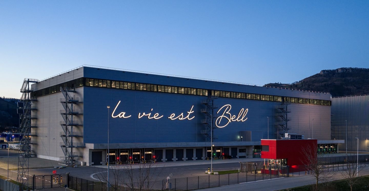 Prise de vue par drone au crépuscule du logo de façade du centre logistique de Bell Suisse à Oensingen.