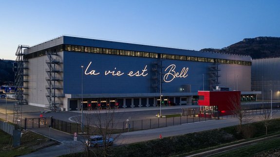 Drohnenaufnahme Dämmerung Fassadenlogo Logistik-Center von Bell Schweiz in Oensingen.
