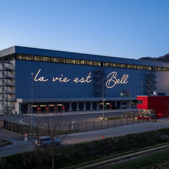 Drohnenaufnahme Dämmerung Fassadenlogo Logistik-Center von Bell Schweiz in Oensingen.