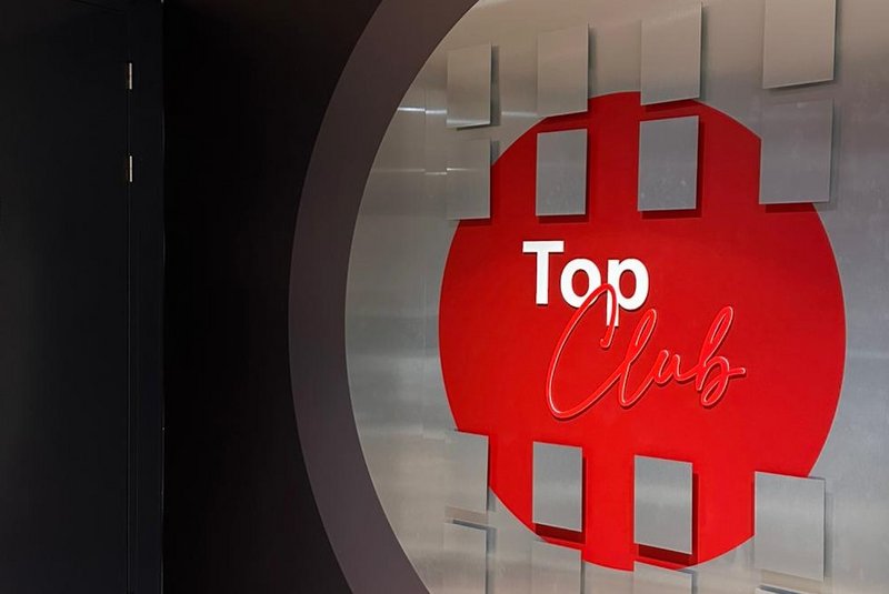 Roter Forex-Kreis mit Schrift und Plexiglastafel an der Wand montiert.