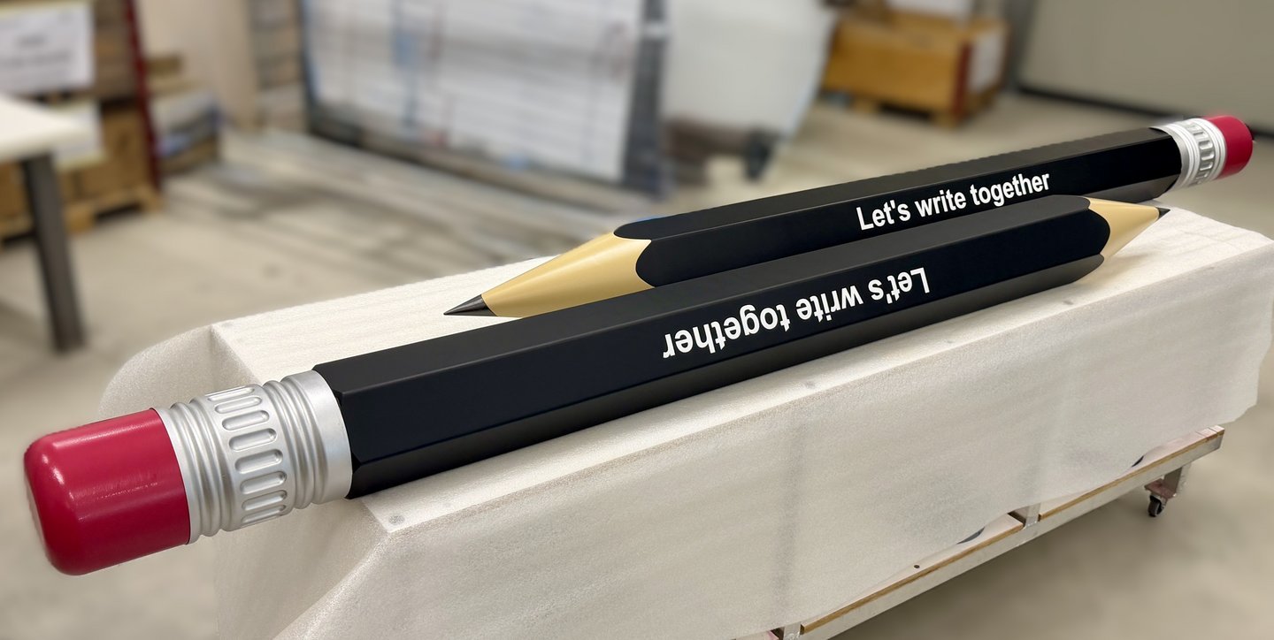 Nahaufnahme der 2.5 Meter langen Bleistifte. 