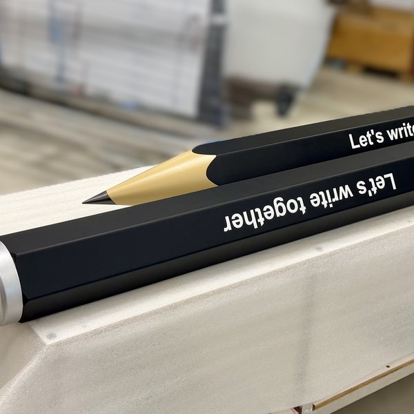 Nahaufnahme der 2.5 Meter langen Bleistifte. 