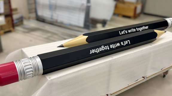 Nahaufnahme der 2.5 Meter langen Bleistifte. 