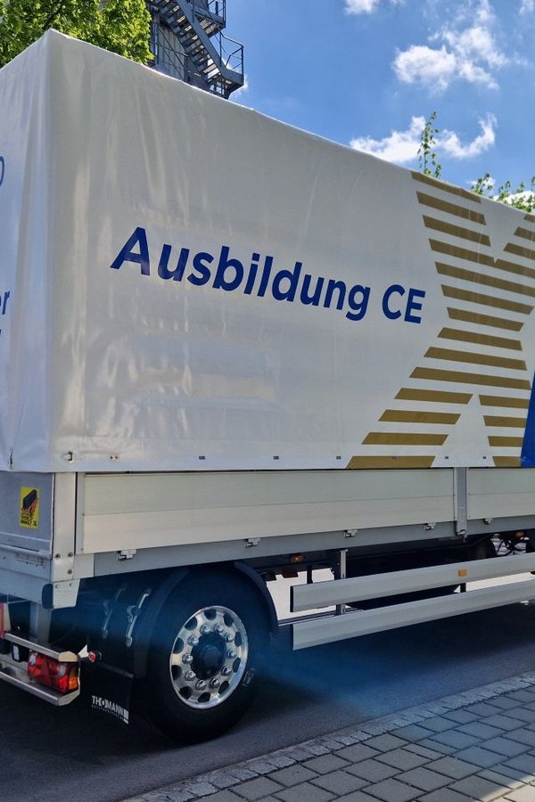 Neu von Richnerstutz schabloniertes LKW-Blachenverdeck für das Fahrcenter Jaeggi GmbH. Seitenansicht vom Anhänger.