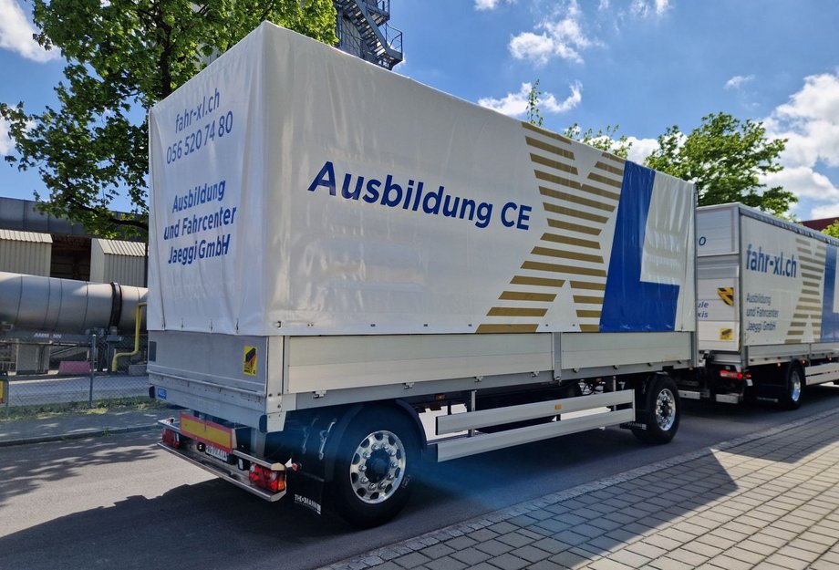 Neu von Richnerstutz schabloniertes LKW-Blachenverdeck für das Fahrcenter Jaeggi GmbH. Seitenansicht vom Anhänger.