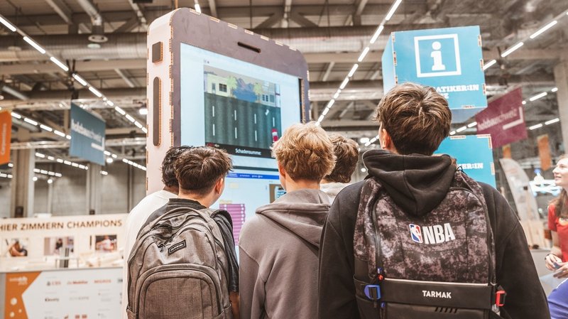 SwissSkills Messestand aus Wabenkarton. Die Mobiliar hat 300 m2 Messestand aus diesem Material gefertigt. Bis auf ein paar Ausnahmen wie Screens sind alle Elemente und Accessoires aus Karton. wie: Infostele und riesengrosses Mobilw.usw.