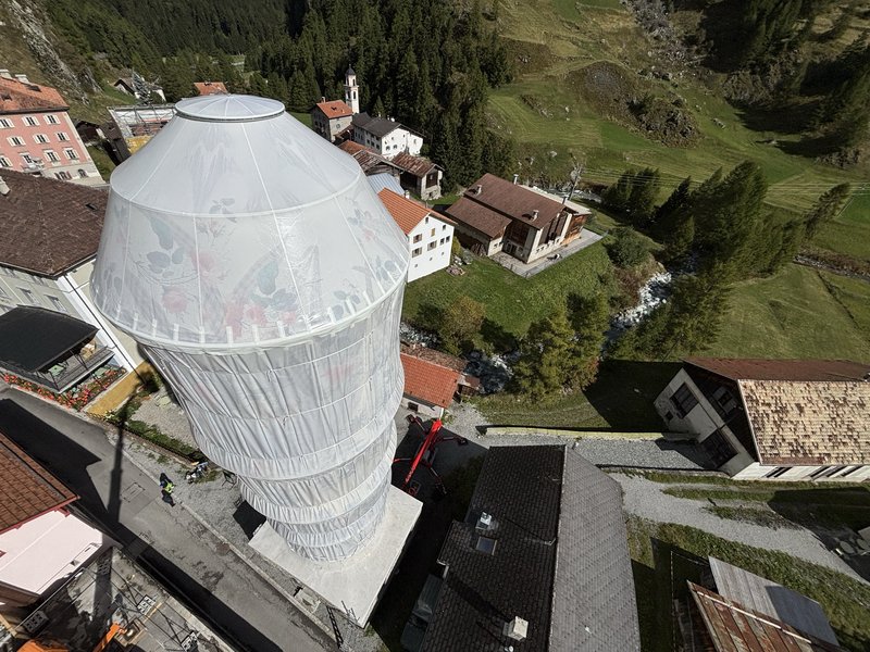 Der Turm von Mulegns trägt nun sein "Winterkleid".