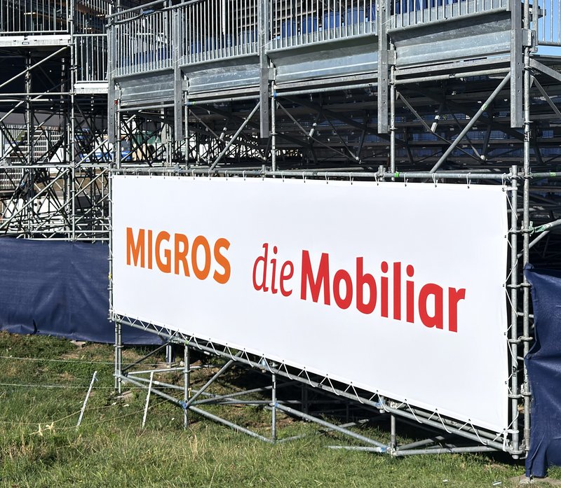 Nahaufnahme Sponsorenblache Migros und die Mobiliar an der Tribüne der 18. Kilchberger Schwinget.