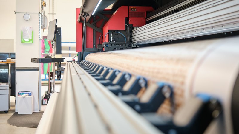Imprimante grand format imprimant des bâches avec motifs ESAF 2025 pour les revêtements de gradins.