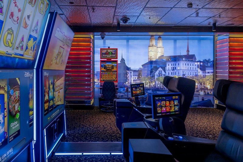 Fensterspannrahmen mit Aufnahmen der Stadt Zürich.