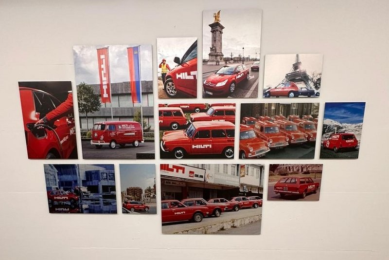 Kundenbilder direkt auf Butlerfinish-Aluminium gedruckt im Treppenhaus.