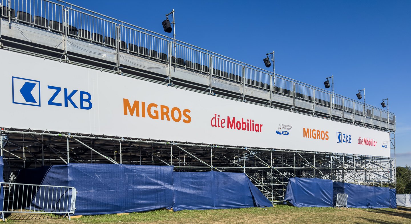 Nahaufnahme Sponsorenblache an der Tribüne der 18. Kilchberger Schwinget.