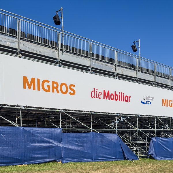 Nahaufnahme Sponsorenblache an der Tribüne der 18. Kilchberger Schwinget.