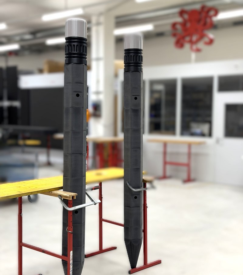 Nahaufnahme Riesenbleistift, Blick auf Metallkappe mit rotem Radiergummi.