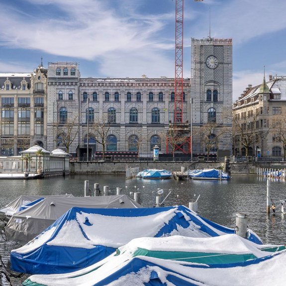 Historisches Gebäude Fraumünsterpost in Zürich, Frontalansicht, vollständig eingerüstet und mit einem fotorealistischen Fassadendruck auf Bauplanen verhüllt