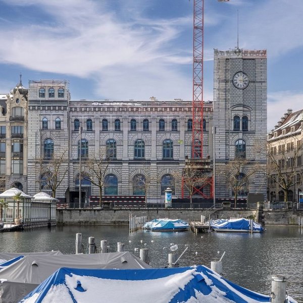 Historisches Gebäude Fraumünsterpost in Zürich, Frontalansicht, vollständig eingerüstet und mit einem fotorealistischen Fassadendruck auf Bauplanen verhüllt