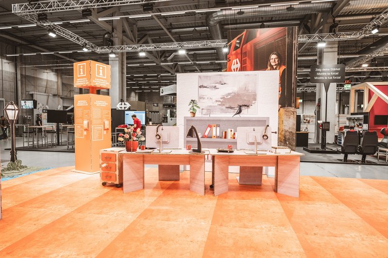SwissSkills Messestand aus Wabenkarton. Die Mobiliar hat 300 m2 Messestand aus diesem Material gefertigt. Bis auf ein paar Ausnahmen wie Screens sind alle Elemente und Accessoires aus Karton. wie: Infostele, Tisch, Rückwand, Blumen usw.